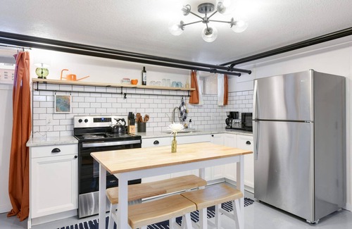 Union Park Apartment | The Nook Studio Apartment - Centrally located in the Twin Cities!