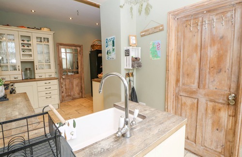 Chester-le-Street Cottage | THE NUTSHELL, pet friendly, with a garden in Chester-Le-Street