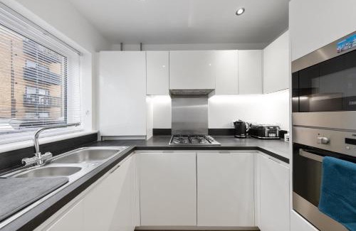 Dartford House | THE OAK - An Elegant 2 Bedroom House in Dartford - London Zone 8