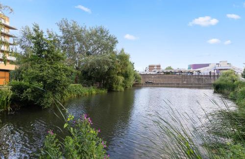 Dartford House | THE OAK - An Elegant 2 Bedroom House in Dartford - London Zone 8