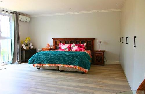 Alphen Apartment | The Oak Suite
