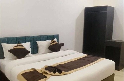 Faizabad Hotel | THE OAK TREE NEAR RAM JANAM BHOOMI