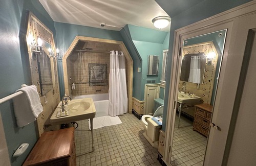 Jamestown Bed & Breakfast | The Oaks B&B Hotel and Spiritual Center