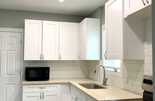 Niagara Falls House | The Oakwood Cottage - With Yard & Parking