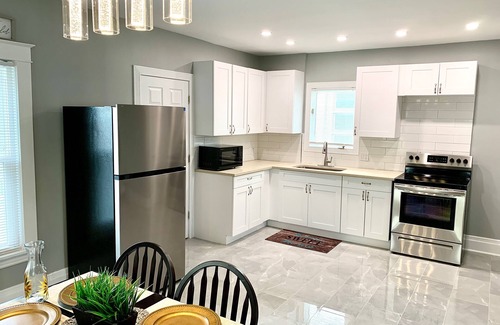 Niagara Falls House | The Oakwood Cottage - With Yard & Parking