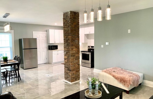 Niagara Falls House | The Oakwood Cottage - With Yard & Parking