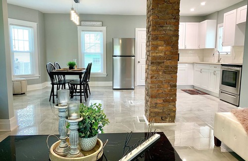 Niagara Falls House | The Oakwood Cottage - With Yard & Parking