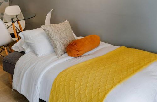 Bagumbayan House | The Oasis 1 BR with Pool Sauna Gym and More