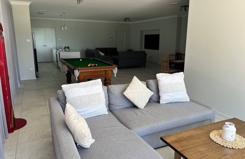 Tuross Head House | The Ocean’s Edge is a contemporary coastal home with stunning beach views.