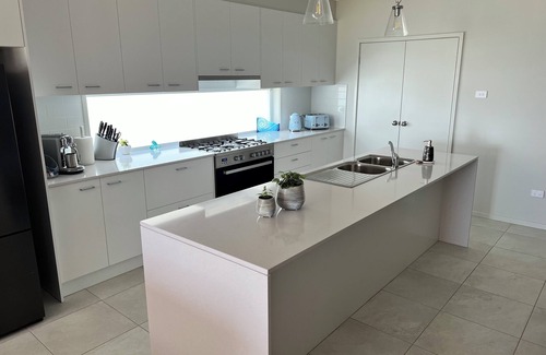 Tuross Head House | The Ocean’s Edge is a contemporary coastal home with stunning beach views.