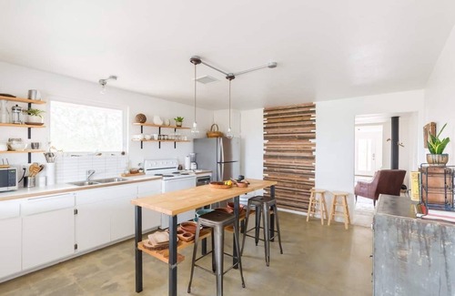 Yucca Valley House | The Ocotillo-Secluded Stargazing, Hot Tub, Art Gallery, Hiking + Stunning Views!
