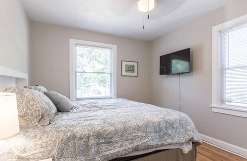 South Kansas City House | The Ohana House, King Bed, TV in Both Bedrooms MKCH6129