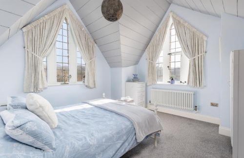 Ryde House | The Old Abbey Farmhouse - Stay at Quarr Abbey Monastery - Pet-Friendly Farmhouse with History & Countryside Views, surrounded by woodland & nature