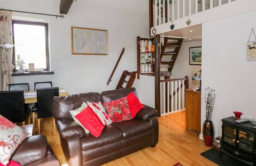 Lindale Cottage | THE OLD APPLE BARN, pet friendly, with a garden in Lindale