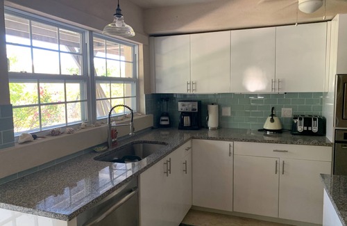 Providenciales Apartment | The Old Beach House.n2 bedroom, 2 bath, apartment, set in quiet neighbourhood.