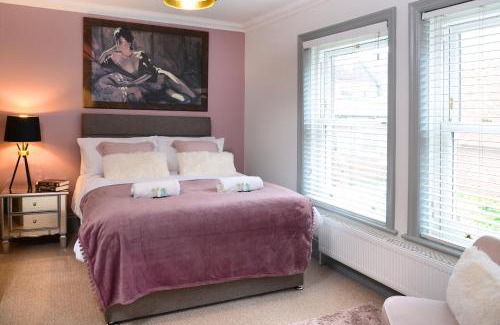 Winchester House | The Old Brewery Boardroom - Winchester City Centre - Unique Property - Free Parking - Sleeps 6 - by XPlus Stays