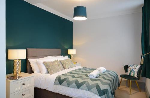 Winchester House | The Old Brewery Boardroom - Winchester City Centre - Unique Property - Free Parking - Sleeps 6 - by XPlus Stays