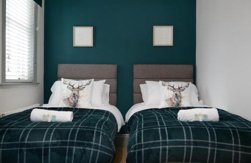Winchester House | The Old Brewery Boardroom - Winchester City Centre - Unique Property - Free Parking - Sleeps 6 - by XPlus Stays