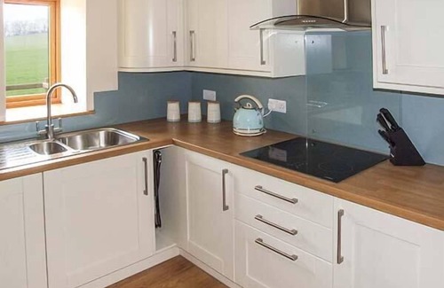 Angelbank Cottage | THE OLD BYRE, family friendly, with a garden in Caynham