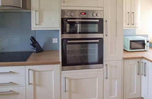 Angelbank Cottage | THE OLD BYRE, family friendly, with a garden in Caynham