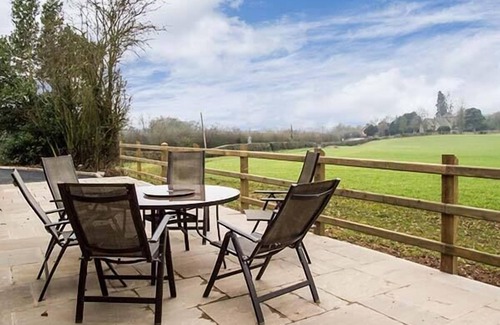 Angelbank Cottage | THE OLD BYRE, family friendly, with a garden in Caynham