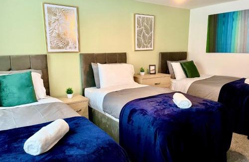 Wakefield Apartment | The Old Chapel - Entire luxury flat, parking, wi-fi, long stays, business & families