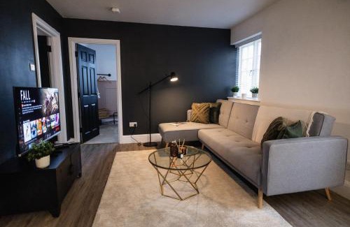 Yeovil Apartment | The Old Coach House, Gorgeous 3 Bed, Central, Modern, Parking, King Bed, HUGE Bath