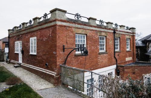 Yeovil Apartment | The Old Coach House, Gorgeous 3 Bed, Central, Modern, Parking, King Bed, HUGE Bath