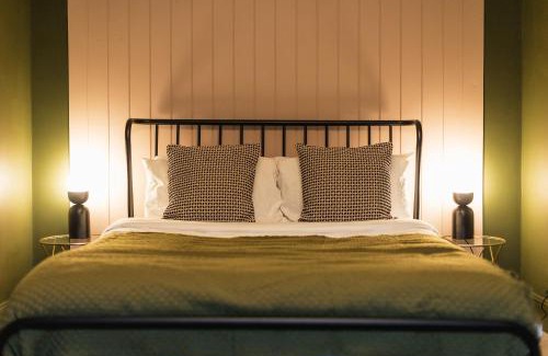 Yeovil Apartment | The Old Coach House, Gorgeous 3 Bed, Central, Modern, Parking, King Bed, HUGE Bath