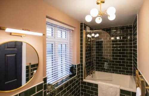 Yeovil Apartment | The Old Coach House, Gorgeous 3 Bed, Central, Modern, Parking, King Bed, HUGE Bath