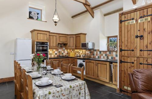 Llanybri House | The Old Cow Barn - A barn sleeping 8 guests close to Pendine and Laugharne
