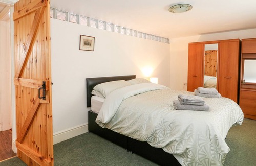 Louth Cottage | THE OLD FARM COTTAGE, pet friendly, with a garden in Louth