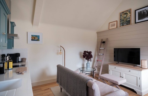 Burford House | The Old Livery - An Elegant Cotswolds Barn For Two
