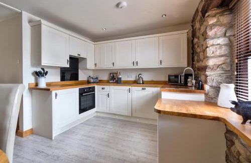 Bolton Le Sands Apartment | The Old Paper-shop, WiFi, Sleeps 4 & Pet Friendly