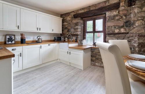 Bolton Le Sands Apartment | The Old Paper-shop, WiFi, Sleeps 4 & Pet Friendly