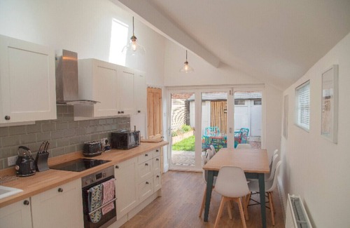 South Hinksey Cottage | The Old Post Office - Bright & Modern 4bdr Townhouse With Private Garden