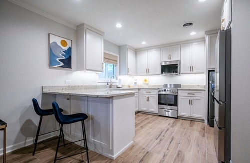 Oxford Apartment | The Old Sardis Rd-3 Cozy BR1 by VelvetDitchVillas