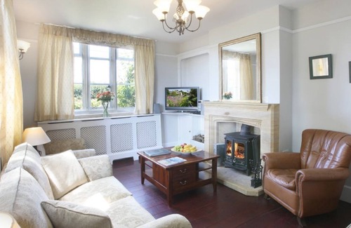 South Perrott Cottage | The Old School (Dorset) - a charming stone country cottage in Dorset sleeping 6 guests in 3 bedroom