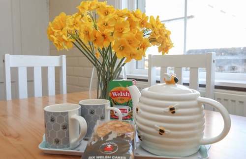Bodorgan Cottage | THE OLD SCHOOL HOUSE, pet friendly, with hot tub in Bodorgan