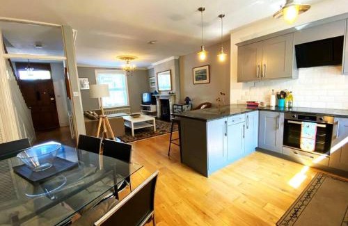 Salisbury House | The Old School House - Parking & Close to City