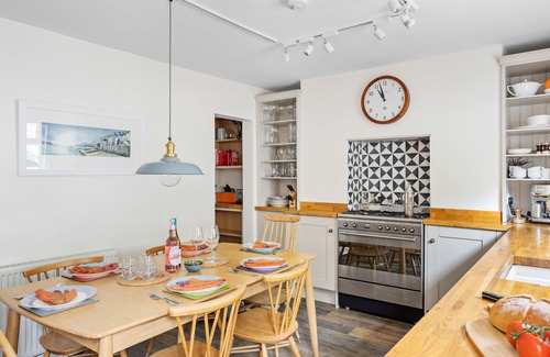 Galmpton Cottage | The Old Shop House - sleeps 6 guests in 3 bedrooms