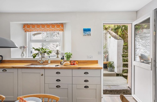 Galmpton Cottage | The Old Shop House - sleeps 6 guests in 3 bedrooms