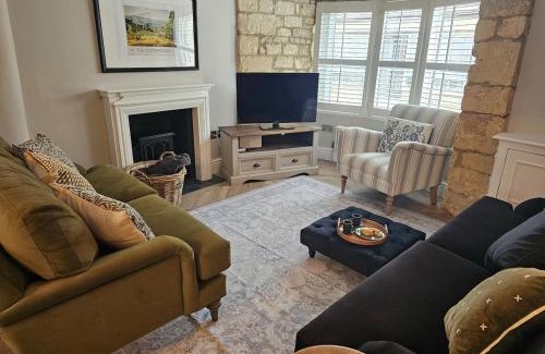 Winchcombe House | The Old Shop - Stylish Cotswold Cottage, Sleeps 6
