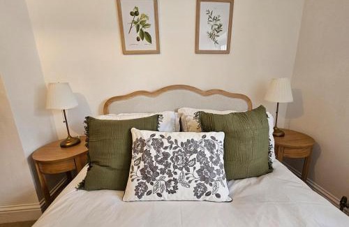 Winchcombe House | The Old Shop - Stylish Cotswold Cottage, Sleeps 6
