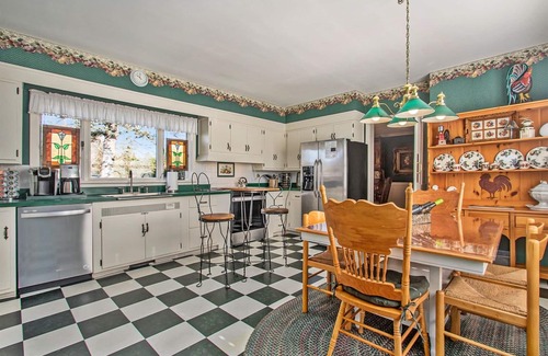 Allegan House | The Old Snow Farm: Lake Allegan Waterfront, Classic Farmhouse, Fire Pit, Patio