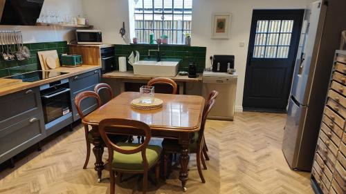 Carshalton Central Apartment | The Old Stables at 1A