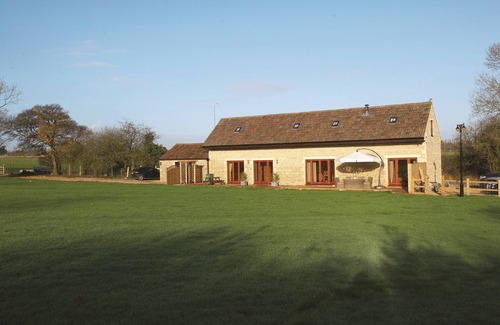 Gastard House | The Old Stables is a pretty farm cottage in Wiltshire, sleeps eight people, child friendly.