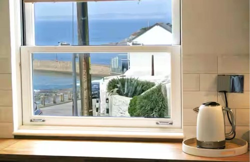 Porthleven House | The Old Stores, Luxury beach side selfcatered holiday cottage above the beach