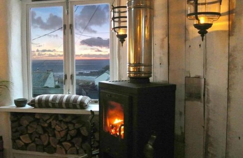 Porthleven House | The Old Stores, Luxury beach side selfcatered holiday cottage above the beach