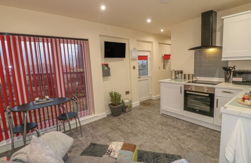 Cotton Cottage | THE OLD STY, with a garden in Alton
